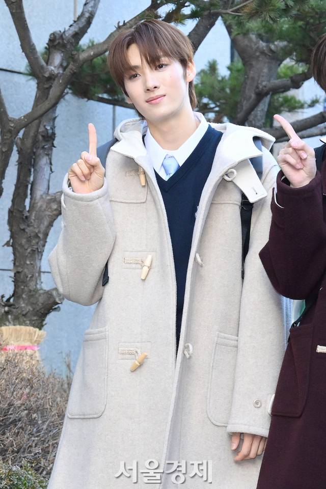 그룹 투어스(TWS) 영재가 26일 오전 서울 영등포구 KBS 신관 앞에서 진행된 KBS2 TV ‘뮤직뱅크’ 리허설에 앞서 포토타임을 갖고 있다. 김규빈 기자