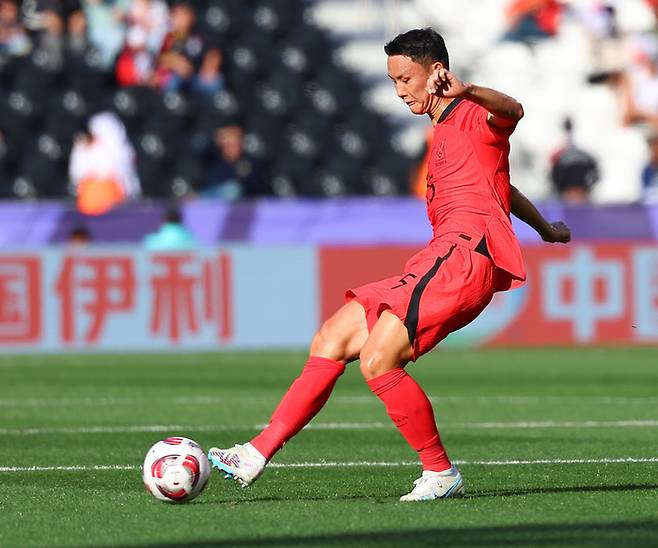 정승현이 지난 15일 아시아축구연맹(AFC) 아시안컵 조별리그 바레인전에서 패스하고 있다. 연합뉴스