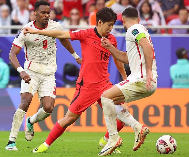 ▲ 축구 통계 전문매체 '옵타'는 26일(한국시간) 2023 아시아축구연맹(AFC) 카타르 아시안컵 16강 대진이 완성되고 생존 국가들을 대상으로 우승 확률을 재조정했다. 대회 전만 해도 강력한 우승후보라고 불렸던 대한민국은 이제 8강 진출도 확신하기 어려운 평가를 받기 시작했다. ⓒ연합뉴스