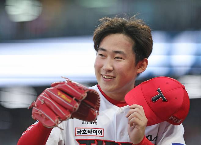 ▲ 신인답지 않은 투구로 팬들과 전문가들의 큰 칭찬을 받은 윤영철 ⓒKIA타이거즈