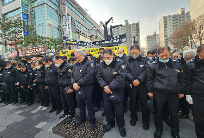 2023년 3월 20일 서울 강남구 대치동의 한 아파트 앞에서 이 아파트의 경비노동자들이 관리사무소장의 ‘갑질’을 폭로하는 내용의 유서를 남기고 극단적 선택을 한 경비원을 추모하는 집회를 벌이고 있다. 강은 기자