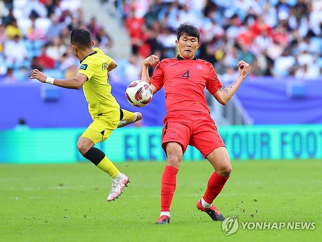 김민재 '온몸으로 막아낸다' (알와크라=연합뉴스) 김도훈 기자 = 25일(현지시간) 카타르 알와크라 알자누브 스타디움 열린 2023 아시아축구연맹(AFC) 아시안컵 조별리그 E조 최종전 한국과 말레이시아의 경기. 대표팀 김민재가 상대 선수의 패스 차단을 시도하고 있다. 2024.1.25 superdoo82@yna.co.kr