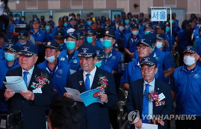 고엽제의 날 만남의 장 2023년 7월 18일 오후 서울 중구 장충체육관에서 열린 제26회 고엽제의 날 만남의 장에서 대한민국고엽제전우회 회원들이 노래를 부르고 있다. ※기사와 직접 관계 없음 [연합뉴스 자료사진]