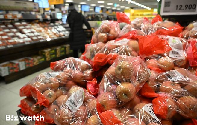 올해 4인 가족 설 차례상 비용이 역대 최고치를 경신했다. 특히 과일류와 채소류가 25% 이상 오르면서 장바구니 물가를 끌어올이고 있다./사진=이명근 기자 qwe123@