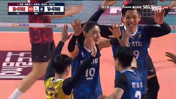 1세트 8-9에서 득점 후 세리머니를 펼치는 김연경. ⓒSBS SPORTS 중계화면 캡처