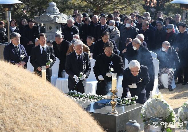 일민(一民) 김상만 선생의 30주기 추모식이 열린 경기 남양주시 화도읍 금남리 선영에서 추모객들이 헌화와 분향을 하고 있다. 이날
 행사는 고인의 가족과 친지를 비롯해 각계 인사 140여 명이 참석한 가운데 엄수됐다. 남양주=송은석 기자 
silverstone@donga.com