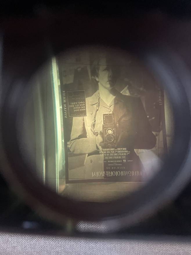 미놀타 오토코드 확대경에 비친 영화 ‘비비안 마이어를 찾아서’ 포스터.