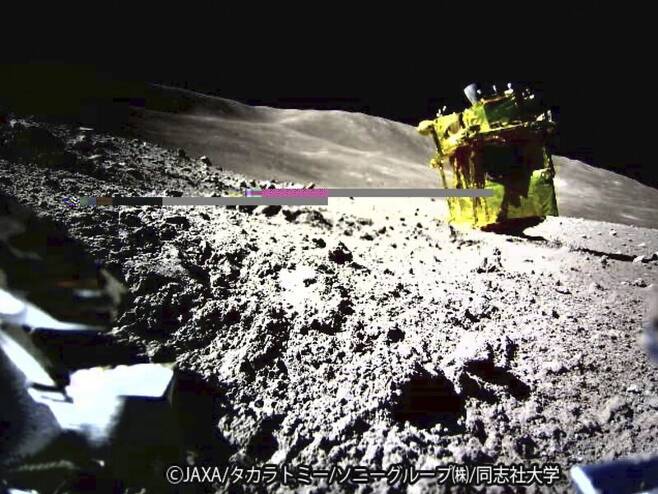 일본의 무인 달 탐사선이 착륙하기 직전 방출된 소라큐 이동탐사기의 카메라로 촬영한 슬림. 땅에 코를 박듯 뒤집어진 모습이다. 작사 제공