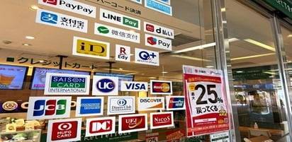 점포마다 덕지덕지 붙어있는 비현금 결제 수단 스티커들 / 아시히신문