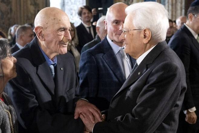 세르조 마타렐라 이탈리아 대통령(오른쪽)이 26일(현지시간) 홀로코스트 추모 행사에 참석해 아우슈비츠 강제수용소 생존자&nbsp;사미 모디아노(93)와&nbsp;악수하고 있다. AP연합뉴스