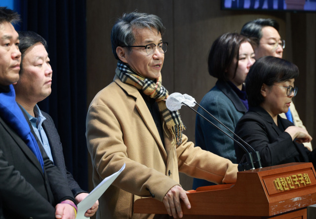 최재영 목사가 지난 22일 오후 국회 소통관에서 열린 김건희 특검법 즉각 수용 촉구 기자회견에서 발언하고 있다. 연합뉴스