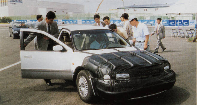 1997년 9월 국내 언론에 첫 공개된 삼성자동차 신차 공개 시승회. [삼성 60년사]