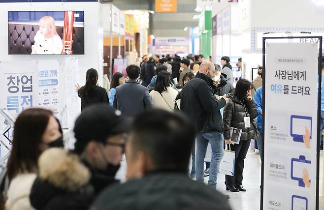 1월13일 서울 강남구 코엑스에서 열린 프랜차이즈창업박람회 2024를 찾은 예비 창업자들이 다양한 외식 업체 부스를 둘러보고 있다. ⓒ시사저널 박정훈