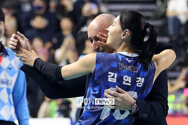 ▲ 아본단자 감독 김연경 ⓒ곽혜미 기자