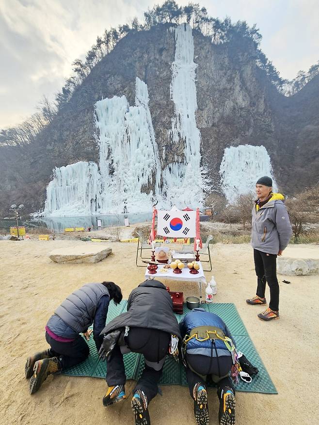 안전기원제 지내는 동호인들   [촬영 이재현]