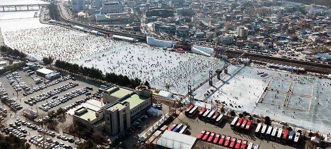 2024 화천산천어축제가 폐막한 28일 오후 축제장인 강원 화천군 화천읍 화천천 얼음벌판에 많은 관광객이 찾아 겨울축제를 즐기고 있다(사진=화천군 제공).