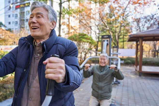 건강하지 않은 노후는 자신에겐 불행이고, 주변 사람들에겐 큰 짐이다. 특수 면역세포를 이용해 건강장수할 수 있는 시대가 바짝 다가오고 있다. [사진=게티이미지뱅크]