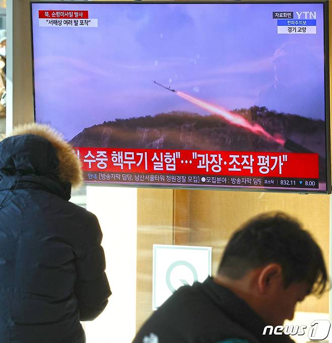 북한이 서해상으로 순항미사일 수 발을 발사한 지난 24일 오전 서울 중구 서울역을 찾은 시민들이 북한 미사일 발사 뉴스를 시청하고 있다./뉴스1 ⓒ News1 장수영 기자