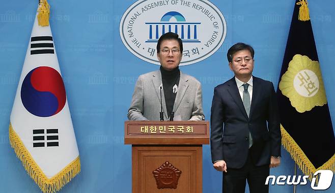 신경민 새로운미래 국민소통위원장(왼쪽)과 박원석 미래대연합 공동대표가 28일 오전 서울 여의도 국회 소통관에서 기자회견을 갖고 미래대연합-새로운미래 공동창당 합의사항 발표를 하고 있다. 2024.1.28/뉴스 ⓒ News1 임세영 기자