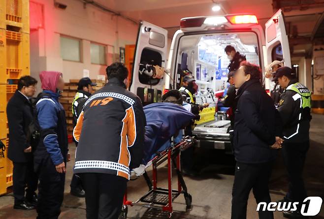 서귀포 해상 어선 침몰 사고 현장에서 구조된 인도네시아 국적 선원 A씨(23)가 28일 오전 제주 서귀포시 성산항에 도착한 직후 119구급차로 옮겨지고 있다. 서귀포해양경찰서에 따르면 27일 오후 9시53분쯤 서귀포시 표선면 남동쪽 약 18.5㎞ 해상에서 연안복합어선 A호(4.11톤·승선원 3명)가 침수되고 있다는 신고가 제주해상관제센터에 접수돼 구조대원들이 현장에 출동해 외국인 선원 1명이 구조되고 2명이 실종됐다. 2024.1.28/뉴스1 ⓒ News1 오미란 기자