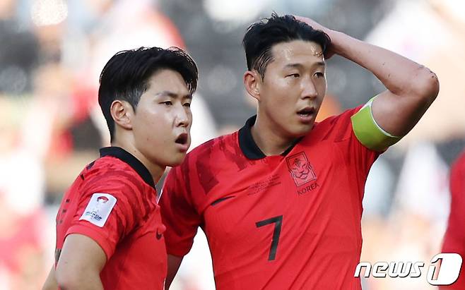 대한민국 축구대표팀 이강인과 손흥민이 15일(현지시간) 카타르 도하 자심 빈 하마드 스타디움에서 열린 2023 아시아축구연맹(AFC) 카타르 아시안컵 조별리그 E조 대한민국과 바레인의 경기에서 프리킥을 준비하고 있다. 2023.1.15/뉴스1 ⓒ News1 김성진 기자