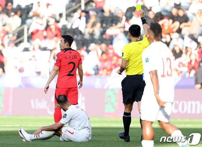 대한민국 축구대표팀 이기제가 15일(현지시간) 카타르 도하 자심 빈 하마드 스타디움에서 열린 2023 아시아축구연맹(AFC) 카타르 아시안컵 조별리그 E조 대한민국과 바레인의 경기에서 옐로우 카드를 받고 있다. 2024.1.15/뉴스1 ⓒ News1 김성진 기자