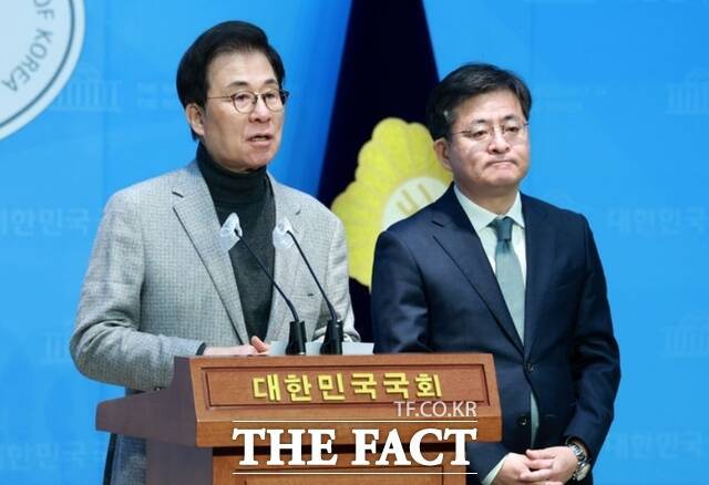 신경민 새로운미래 국민소통위원장(왼쪽)과 박원석 미래대연합 공동대표가 28일 국회 소통관에서 미래대연합-새로운미래 공동창당 합의사항 발표 기자회견을 하고 있다. /뉴시스