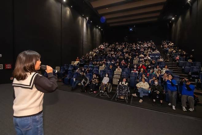 윤시원양이 지난 6일 CGV 용산에서 난치병 아동 및 가족 200여명을 앞에 두고 디즈니 100주년 애니메이션 '위시' 주제곡을 부르고 있다. /월트디즈니컴퍼니코리아