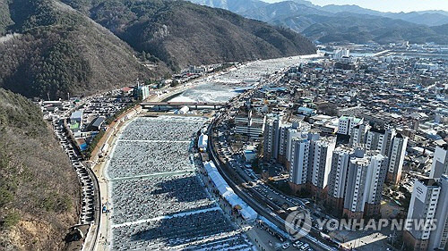 강태공들로 빽빽이 채워진 화천 산천어축제장. [화천군 제공=연합뉴스]