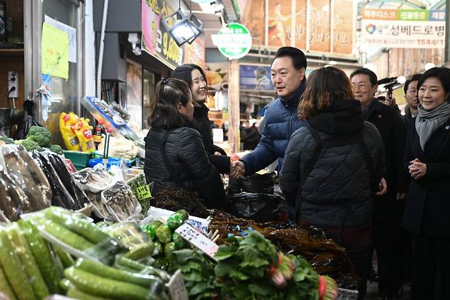 윤석열 대통령이 지난 25일 경기도 의정부시 의정부제일시장을 찾아 상인, 시민들과 대화하고 있다. (사진=대통령실 제공) /사진=뉴시스화상