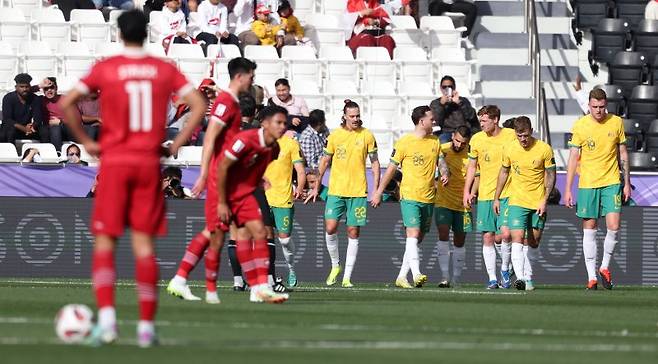 호주 선수들이 28일(현지시간) 카타르 도하 자심 빈 하마드 스타디움에서 열린 2023 아시아축구연맹(AFC) 카타르 아시안컵 16강전 인도네시아와 호주의 경기에서 인도네시아 바곳의 자책골로 앞서가자 기뻐하고 있다. 사진=뉴스1