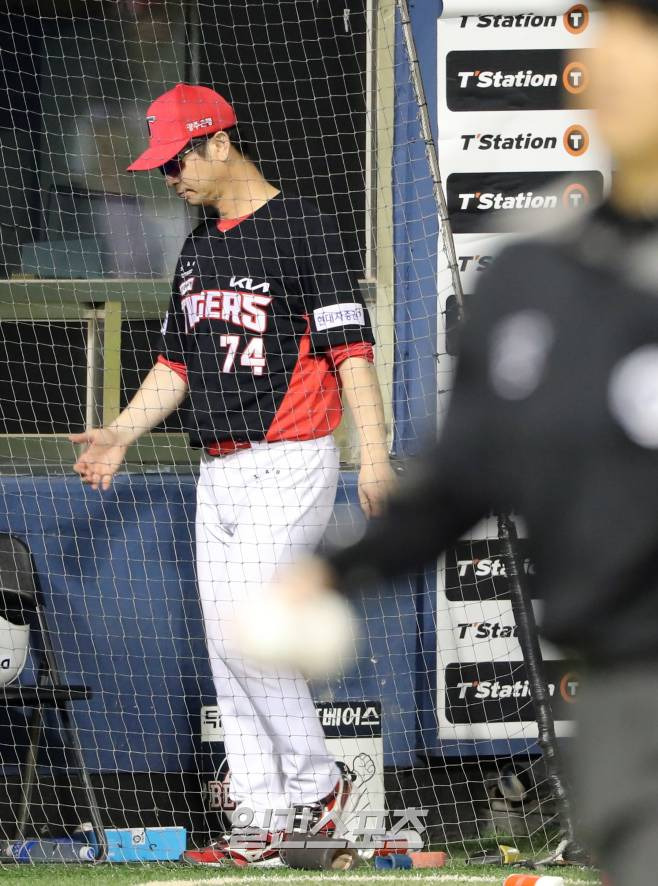 2023 KBO 프로야구 두산 베어스와 KIA 타이거즈의 경기가 7일 오후 서울 잠실야구장에서 열렸다. 0대 3으로 패하며 팀 9연승을 마감한 KIA 김종국 감독이 더그아웃을 떠나고 있다. 잠실=김민규 기자 /2023.09.07/