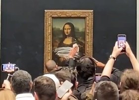 지난 29일(현지시간) 프랑스 파리 루브르 박물관에 전시 중인 레오나르도 다빈치의 작품 ‘모나리자’가 케이크 테러를 당했다. [트위터 lukeXC2002 캡처]