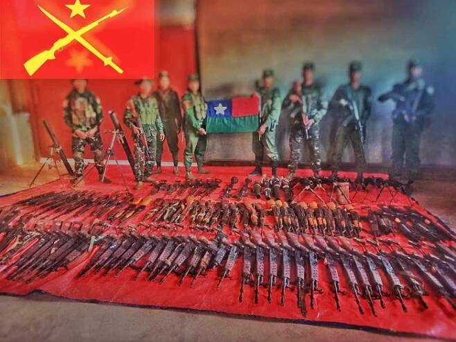 파오민족해방기구(PNLO) 공보부가 28일(현지시간) 군부와의 전투에서 획득한 무기를 공개했다. PNLO 페이스북