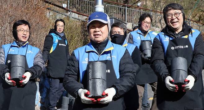 진옥동 신한금융 회장(가운데)이 지난 25일 서울 홍제동 개미마을에서 ‘사랑의 연탄 나눔’ 봉사활동을 하고 있다. 신한금융 제공