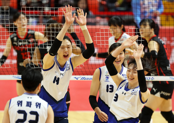 Suwon Hyundai Engineering & Construction Hillstate celebrate during a V League game against the Gwangju AI Peppers at Pepper Stadium in Gwangju on Jan. 19. [YONHAP]