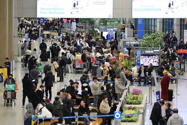 지난 16일 오후 인천국제공항 제1여객터미널이 국제선을 이용하려는 여행객들로 붐비고 있다. [사진 출처 = 연합뉴스]