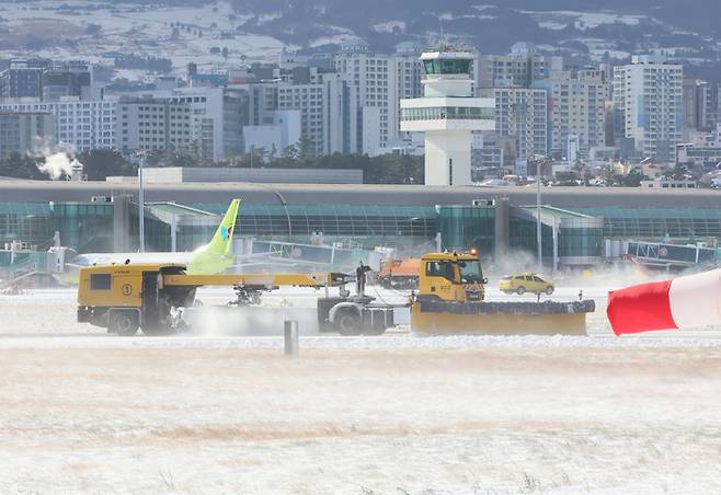 제주 전역에 많은 눈이 내린 지난 23일 오전 제주국제공항 활주로에서 제설작업이 이뤄지는 모습. [사진 출처 = 연합뉴스]