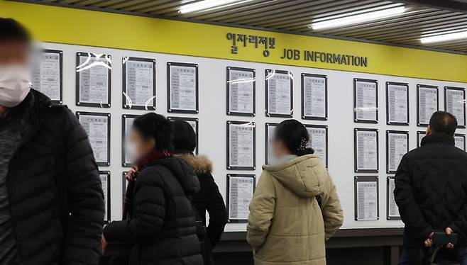 지난 16일 오전 서울 마포구 서울서부고용복지플러스센터를 찾은 구직자들이 일자리 정보를 살펴보는 모습. 사진은 기사 내용과 관련 없음. [사진 출처 = 연합뉴스]