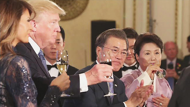 2017년 한미정상회담 만찬주로 한국 전통주 풍정사계가 선정됐다. 술을 마시지 않는 트럼프 당시 대통령은 술 대신 콜라를 마셨다. 연합뉴스