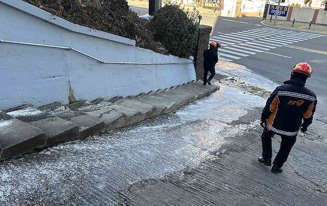 [부산=뉴시스]23일 부산 사하구 괴정동의 한 내리막길이 결빙됐다.(사진=부산소방재난본부 제공)2024.01.26 photo@newsis.com *재판매 및 DB 금지