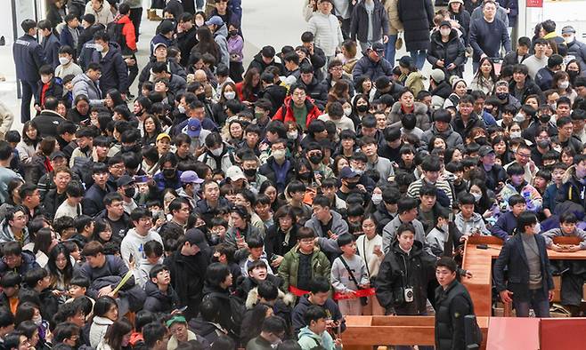 28일 경기 수원시 장안구 스타필드 수원이 모바일 게임 콜라보 행사를 찾은 시민들로 북적이고 있다. 수원시는 지난 27일 스타필드에 몰린 인파로 인해 주변 교통이 정체를 빚어 안전 안내 문자를 보냈다. 최상수 기자