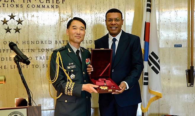 26일(현지시간) 미국 버지니아주 노퍽의 더글러스 맥아더 원수 기념관에서 주미 한국대사관 국방무관 이경구 육군 소장(왼쪽)이 케네스 알렉산더 노퍽시장에게 맥아더 원수의 태극무공훈장을 전달하고 있다. 국방부 제공