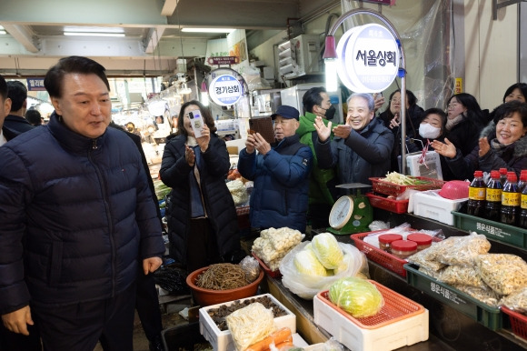 윤석열 대통령이 25일 경기도 의정부시 의정부제일시장을 찾아 상인들을 만나고 있다. 2024.1.25  연합뉴스(대통령실 제공)