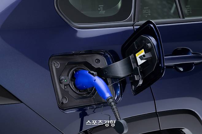 충전하는 전기차