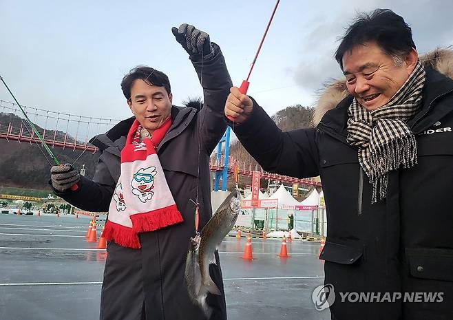 지난 6일 개막일날 낚시 즐기는 김진태 지사와 최문순 화천군수 [연합뉴스 자료사진]