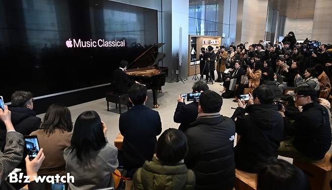 피아니스트 임윤찬이 29일 서울 중구 애플 명동에서 열린 클래식 음악 전용 애플리케이션 '애플 뮤직 클래시컬(Apple Music Classical)' 국내 출시 기자간담회에 참석해 축하연주를 하고 있다./사진=이명근 기자 qwe123@
