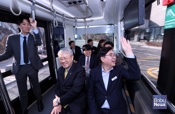 서울 동작구(구청장 박일하)가 지난 26일 숭실대학교, 롯데정보통신과 '자율주행 마을버스 도입'을 위한 업무 협약(MOU)을 체결했다고 29일 밝혔다. ⓒ동작구