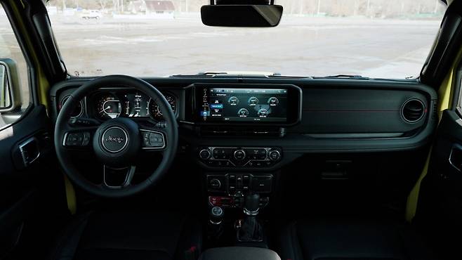 신형 랭글러 루비콘 실내&nbsp;