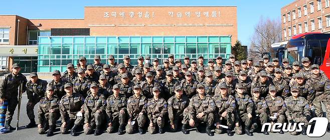 영진전문대 공군 부사관학군단이 공군 교육사령부에서 열린 동계입영훈련을 수료한 뒤 기념촬영을 하고 있다. (영진전문대 제공)